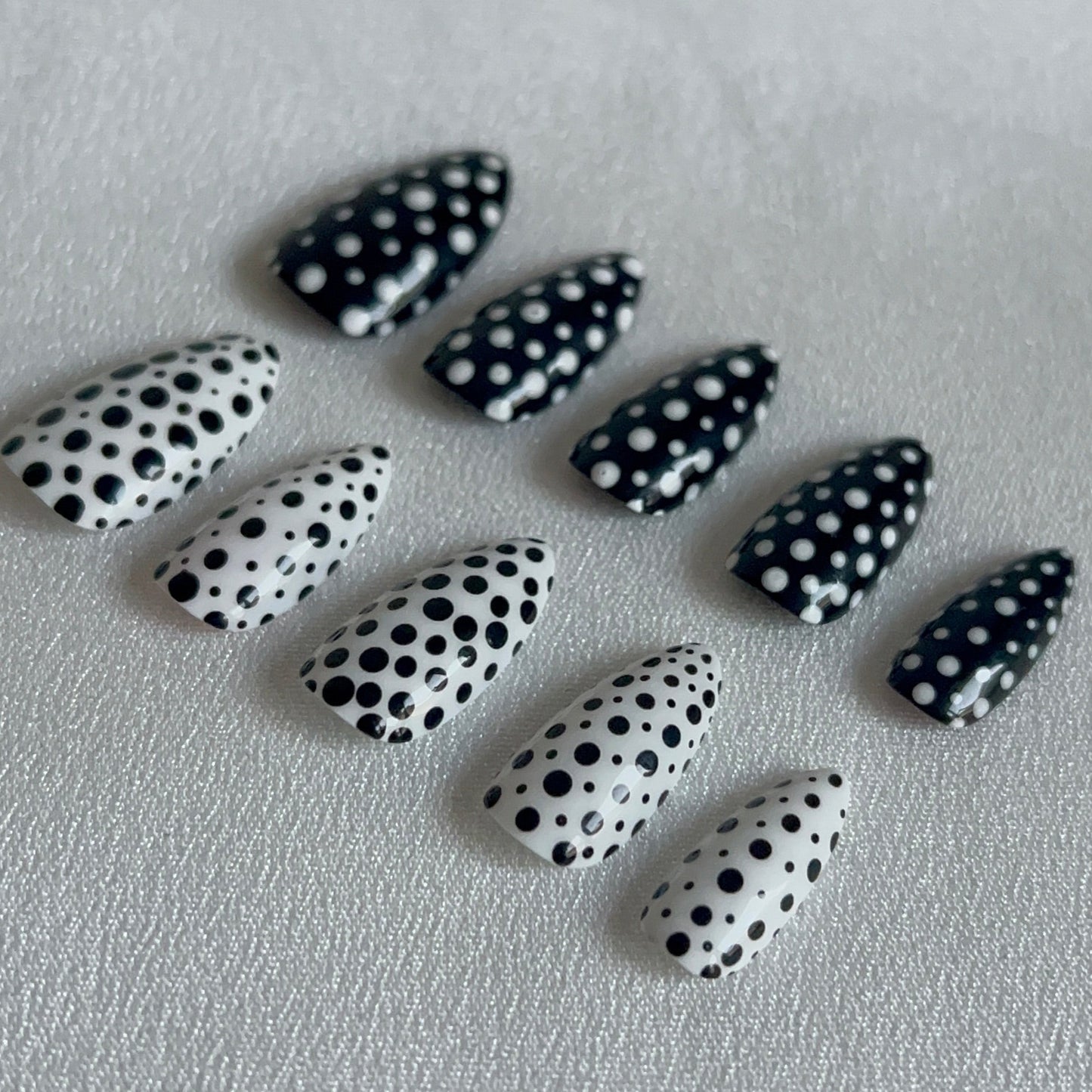 Black and white pois