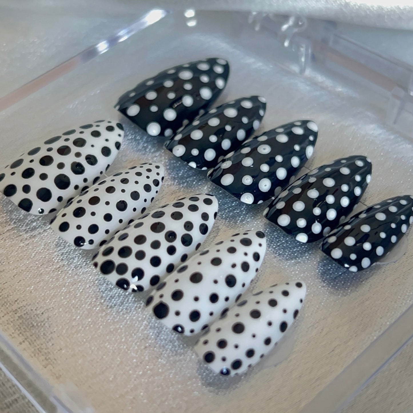 Black and white pois