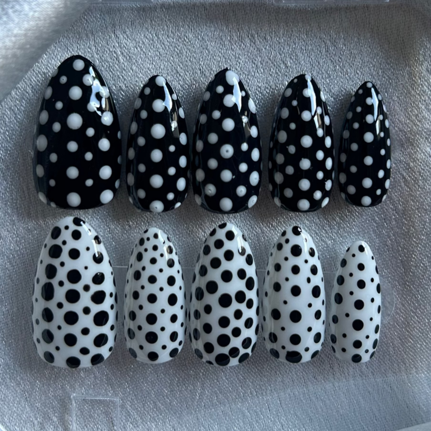 Black and white pois